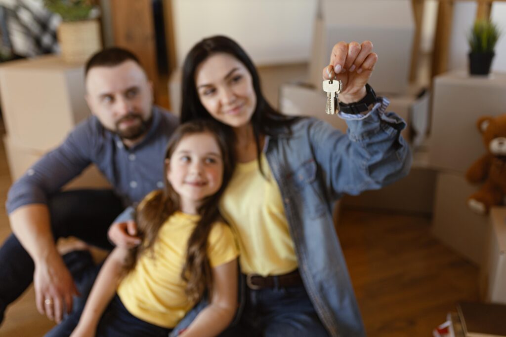 Família feliz segurando as chaves de sua nova casa